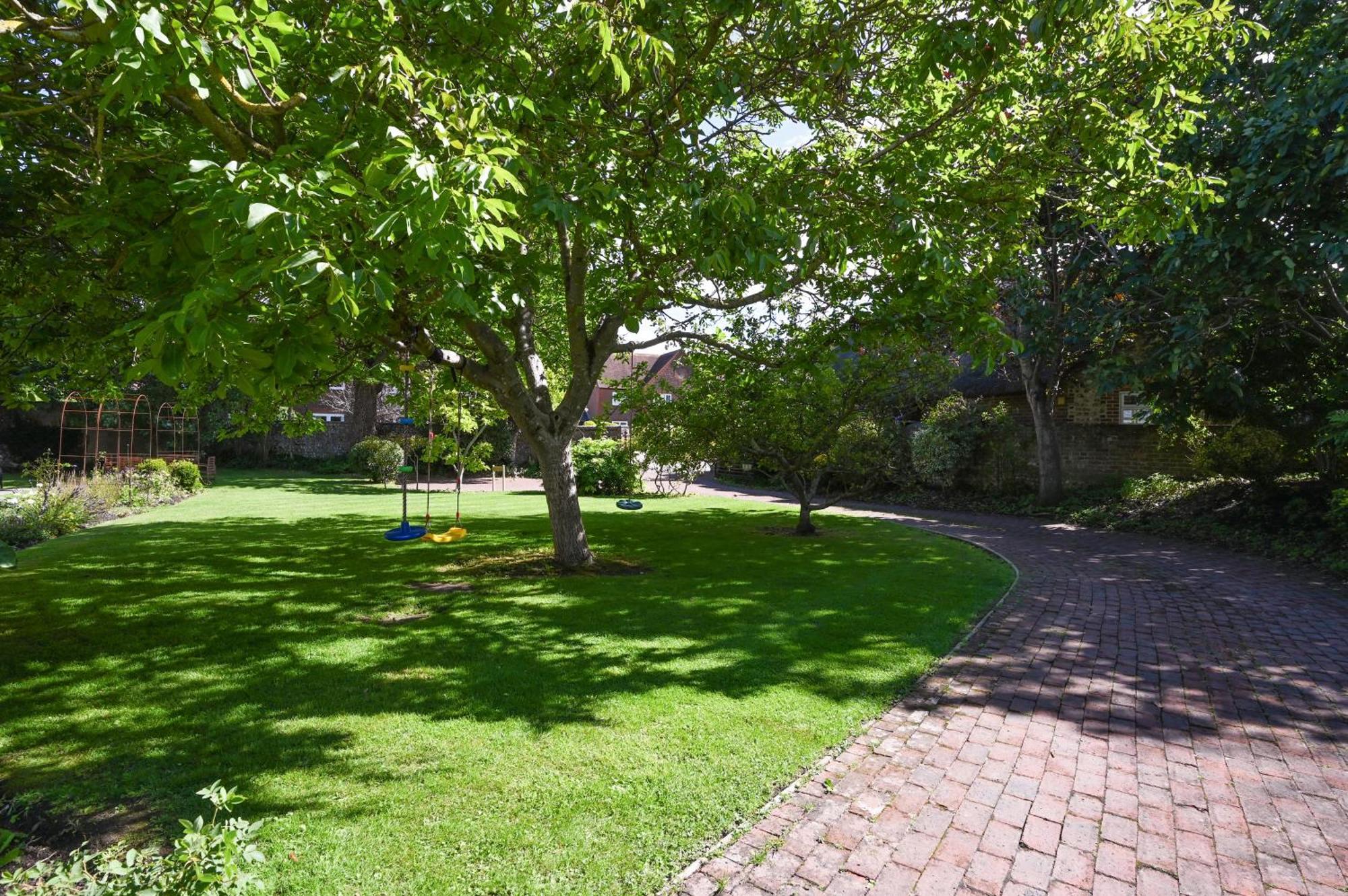 Walnut Tree House Villa Rustington Exterior photo