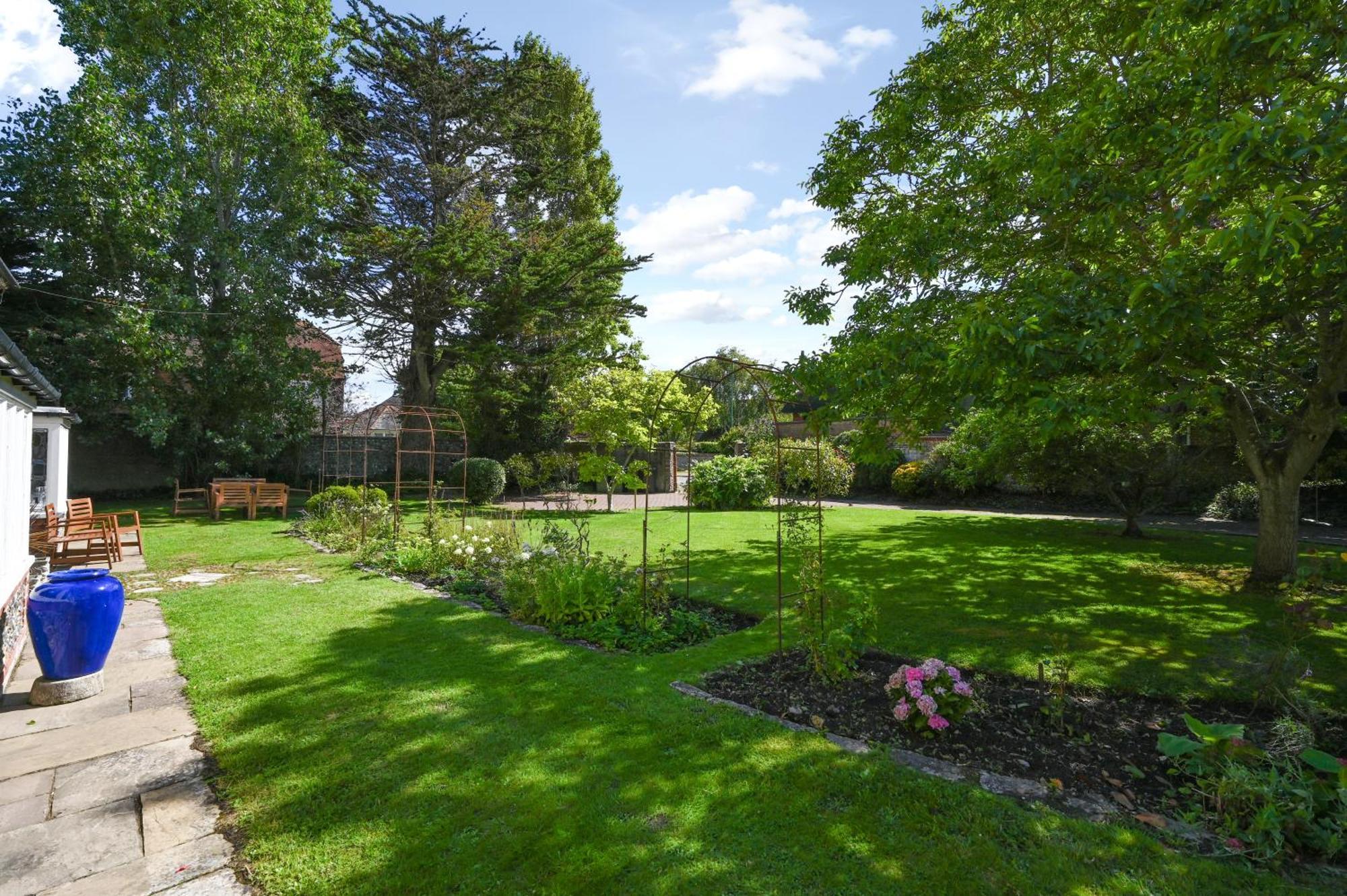 Walnut Tree House Villa Rustington Exterior photo