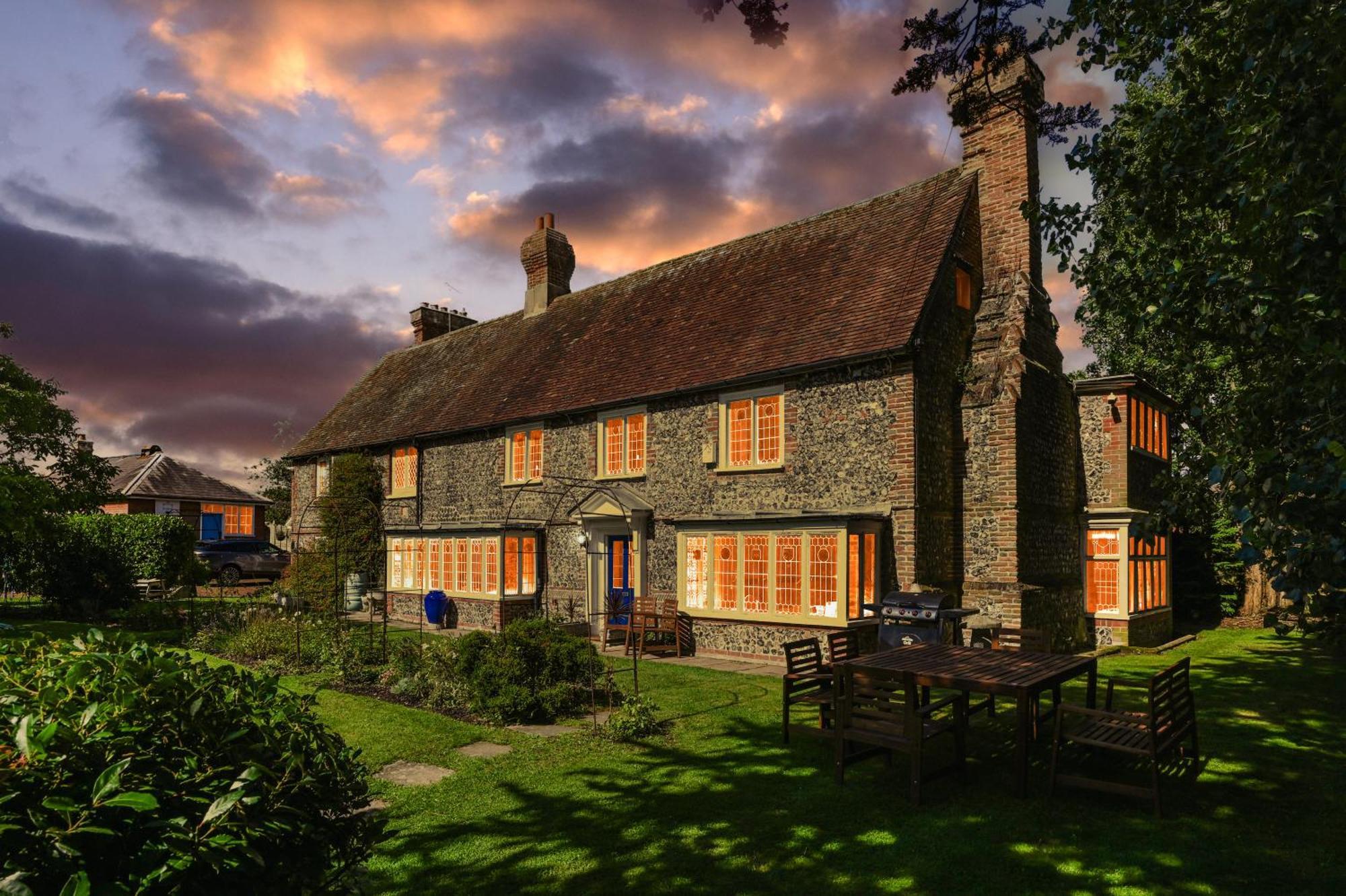 Walnut Tree House Villa Rustington Exterior photo